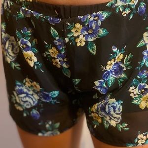 Beautiful flower shorts XL girls